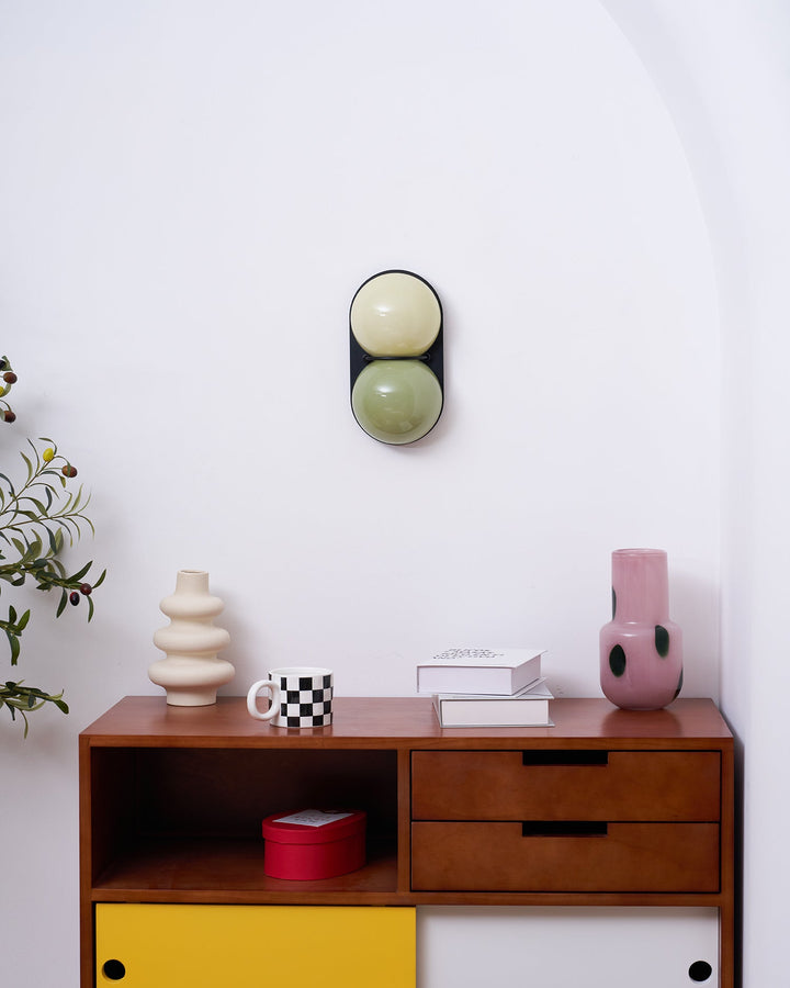 Lampa ścienna z dwoma szklanymi kulami