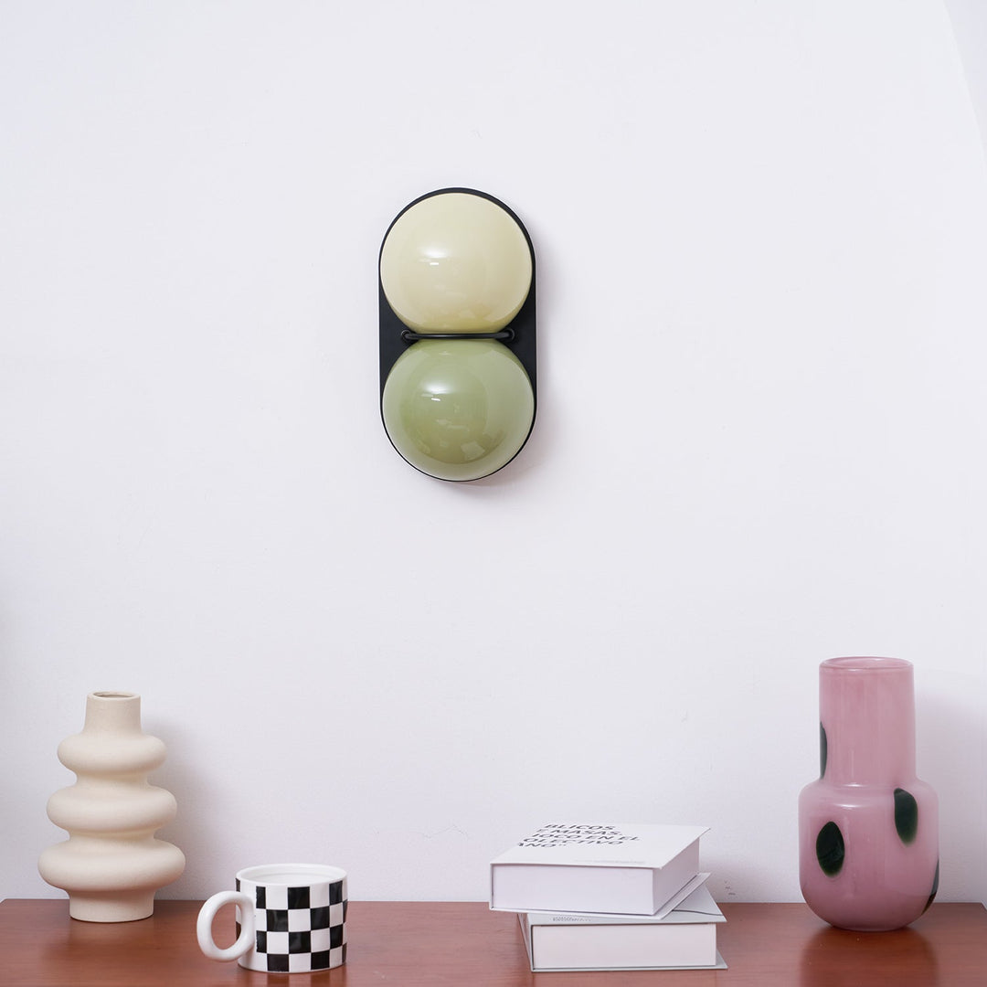 Lampa ścienna z dwoma szklanymi kulami