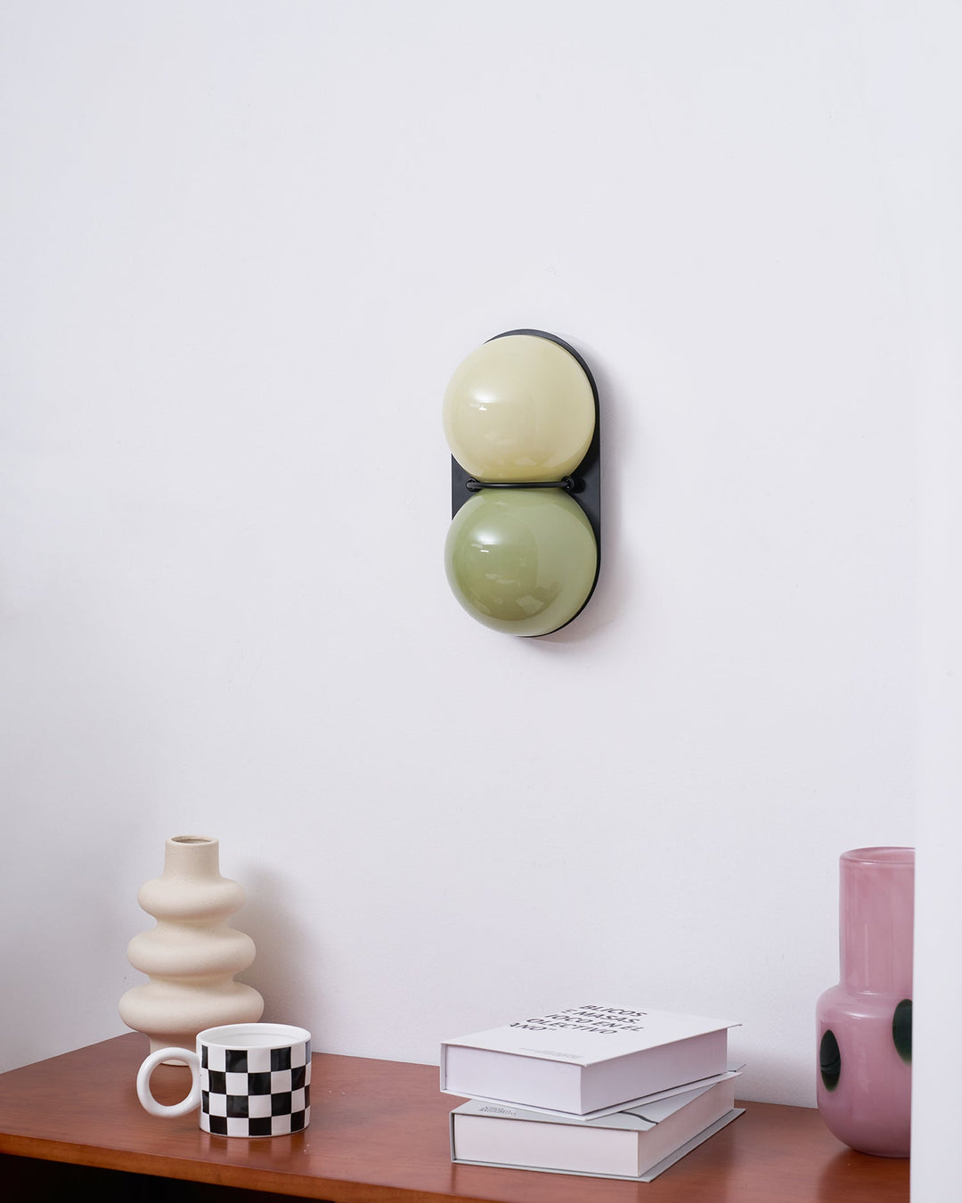Lampa ścienna z dwoma szklanymi kulami