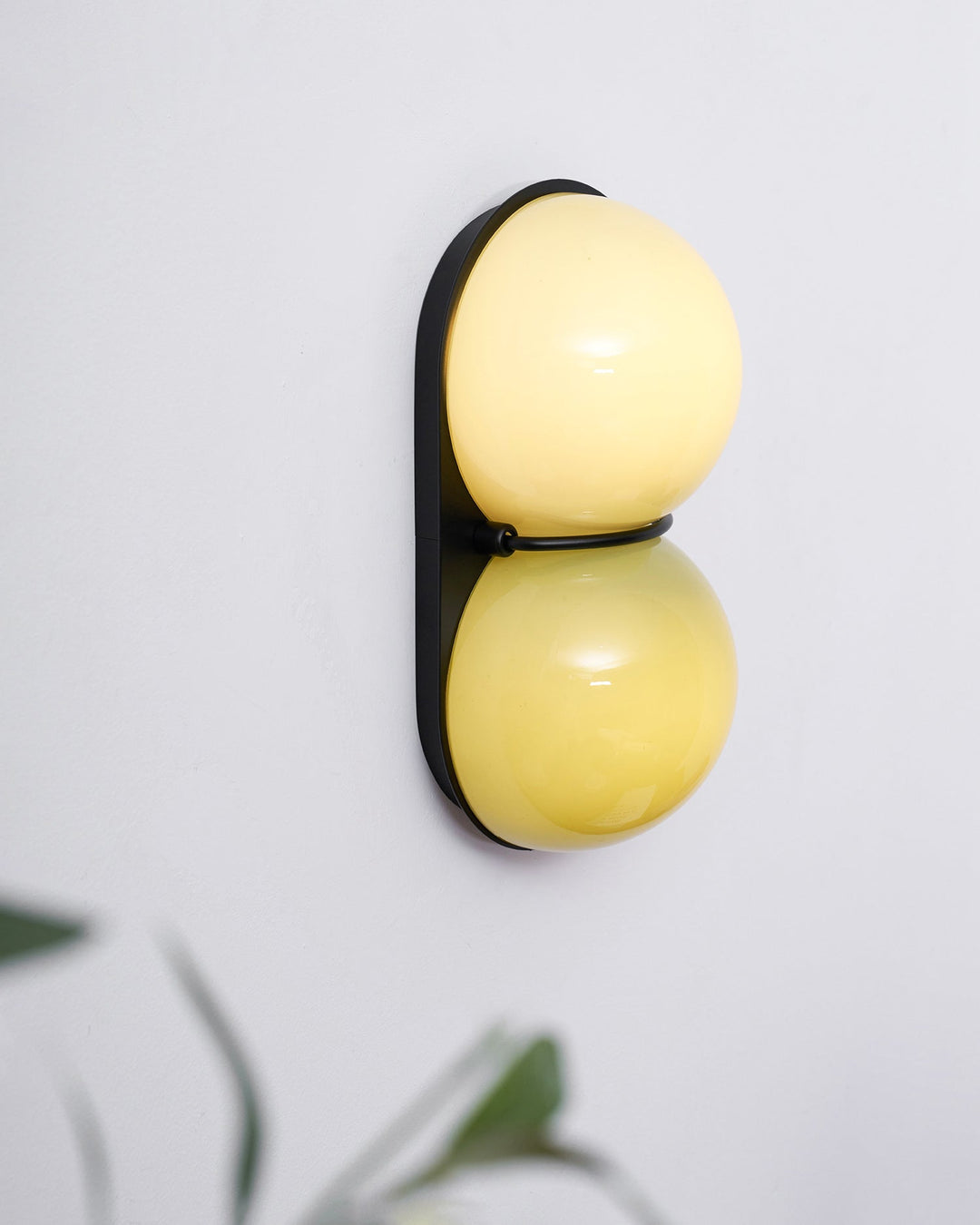 Lampa ścienna z dwoma szklanymi kulami