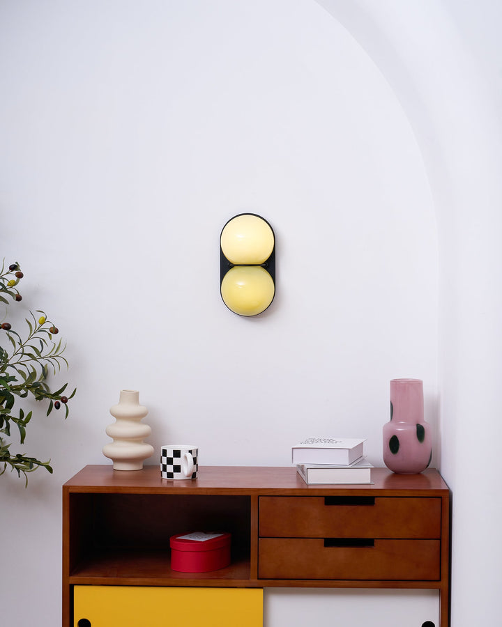 Lampa ścienna z dwoma szklanymi kulami