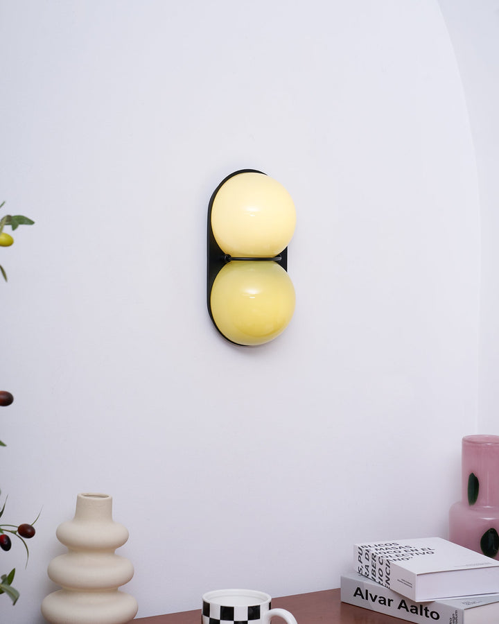 Lampa ścienna z dwoma szklanymi kulami