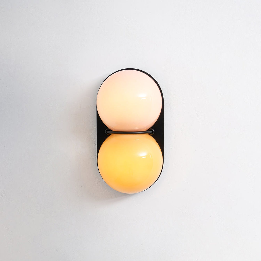 Lampa ścienna z dwoma szklanymi kulami