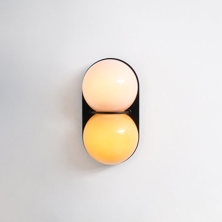 Lampa ścienna z dwoma szklanymi kulami