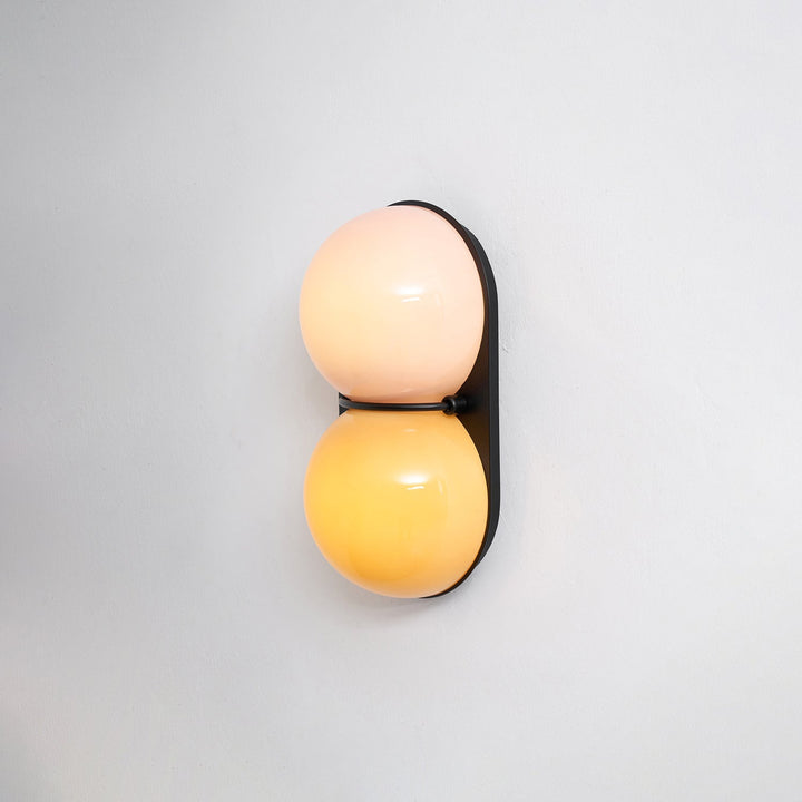 Lampa ścienna z dwoma szklanymi kulami