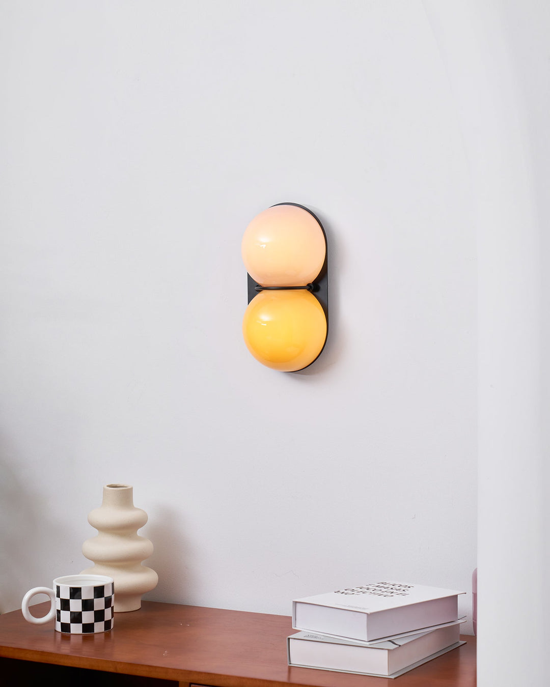 Lampa ścienna z dwoma szklanymi kulami