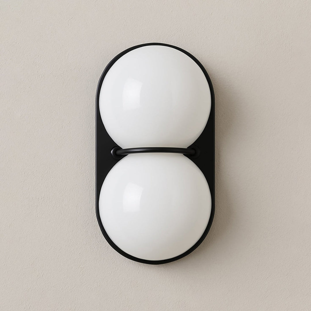 Lampa ścienna z dwoma szklanymi kulami