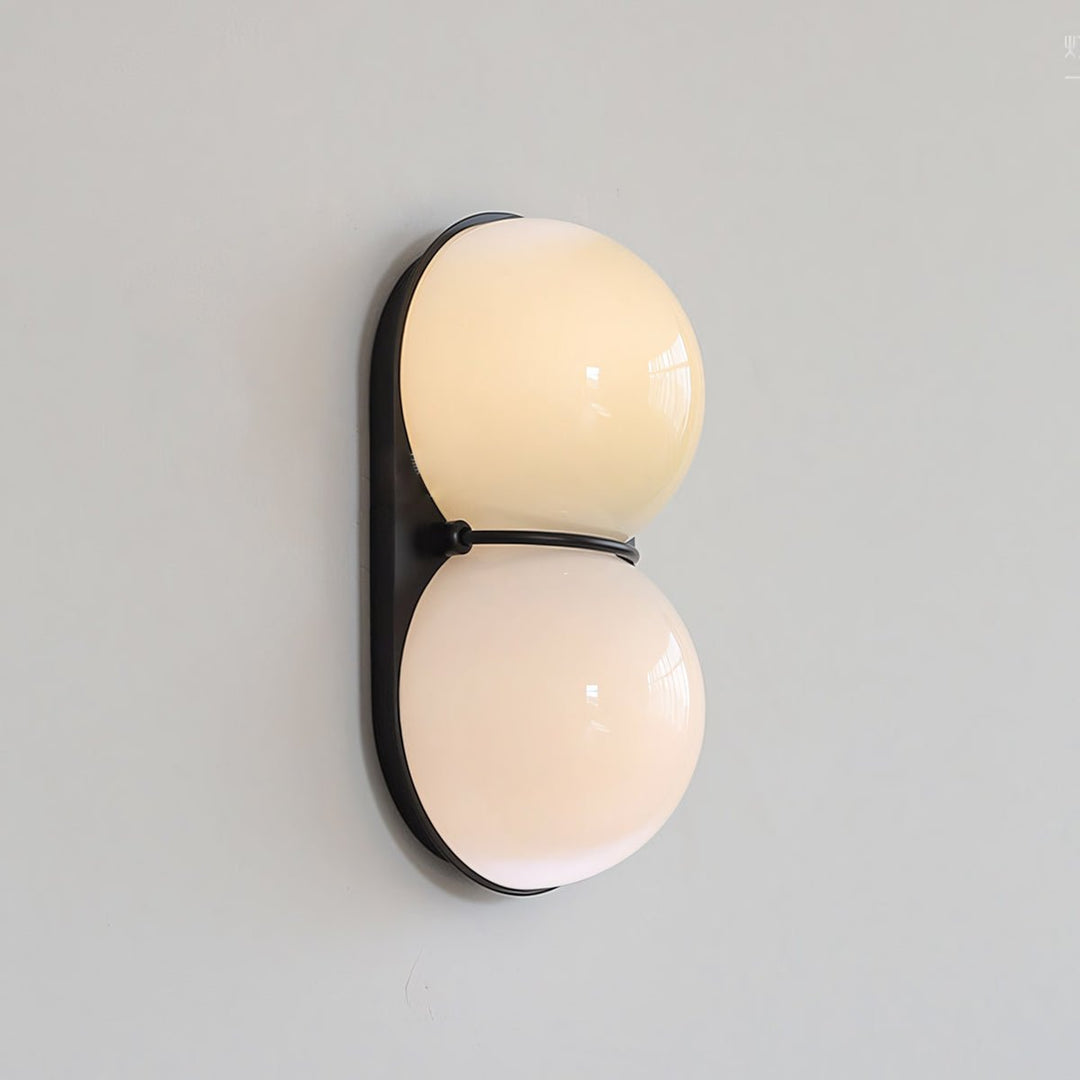 Lampa ścienna z dwoma szklanymi kulami