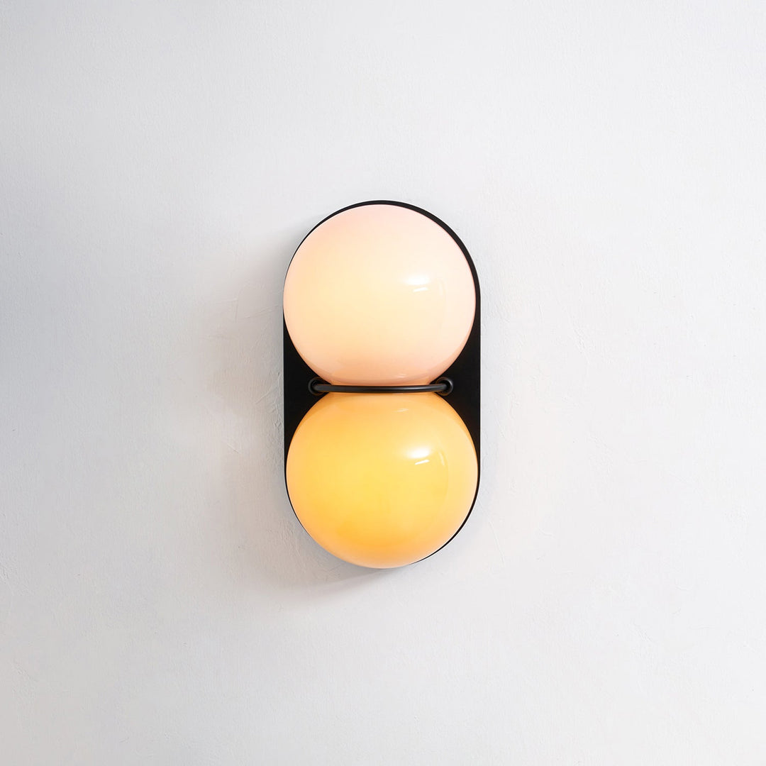 Lampa ścienna z dwoma szklanymi kulami