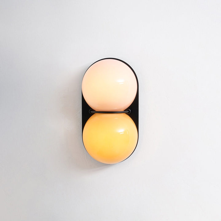 Lampa ścienna z dwoma szklanymi kulami