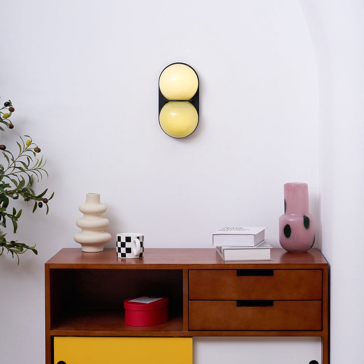 Lampa ścienna z dwoma szklanymi kulami