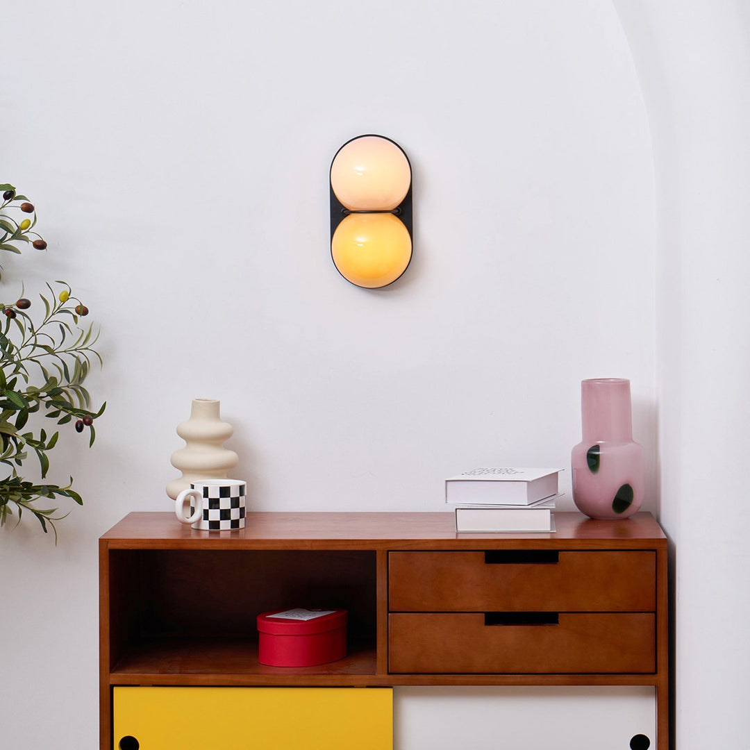 Lampa ścienna z dwoma szklanymi kulami