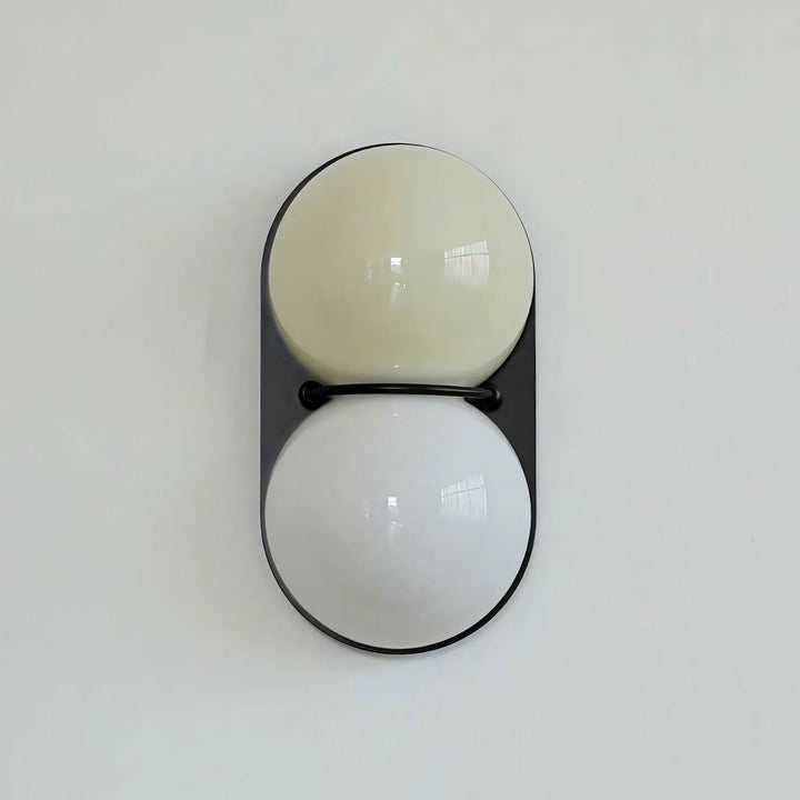 Lampa ścienna z dwoma szklanymi kulami