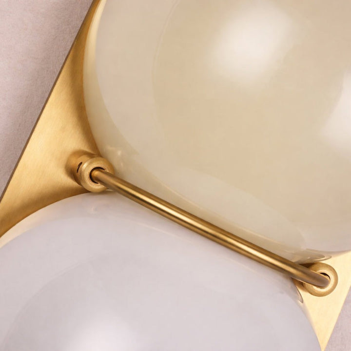 Lampa ścienna z dwoma szklanymi kulami