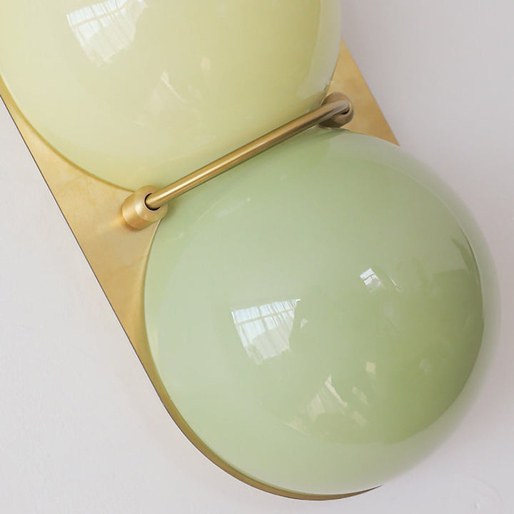 Lampa ścienna z dwoma szklanymi kulami