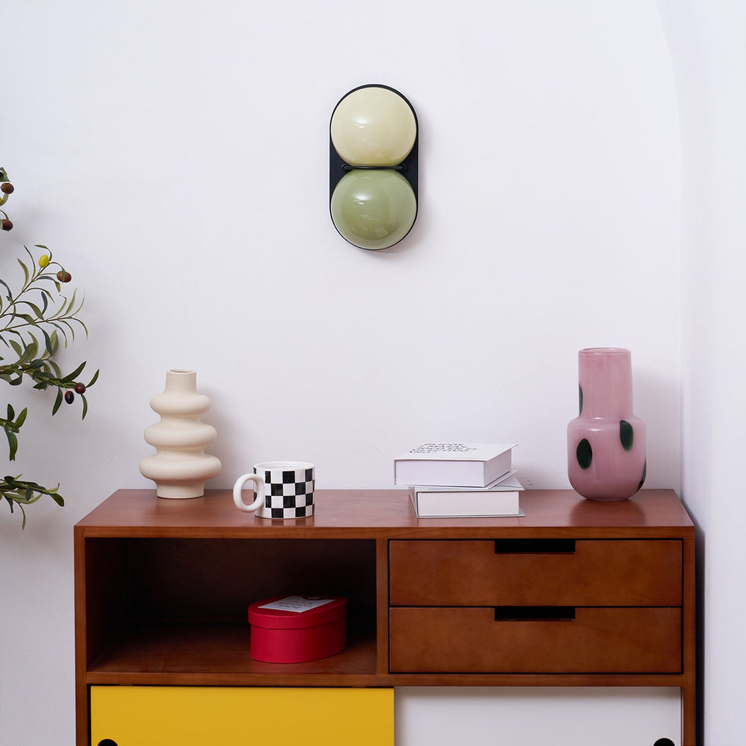 Lampa ścienna z dwoma szklanymi kulami