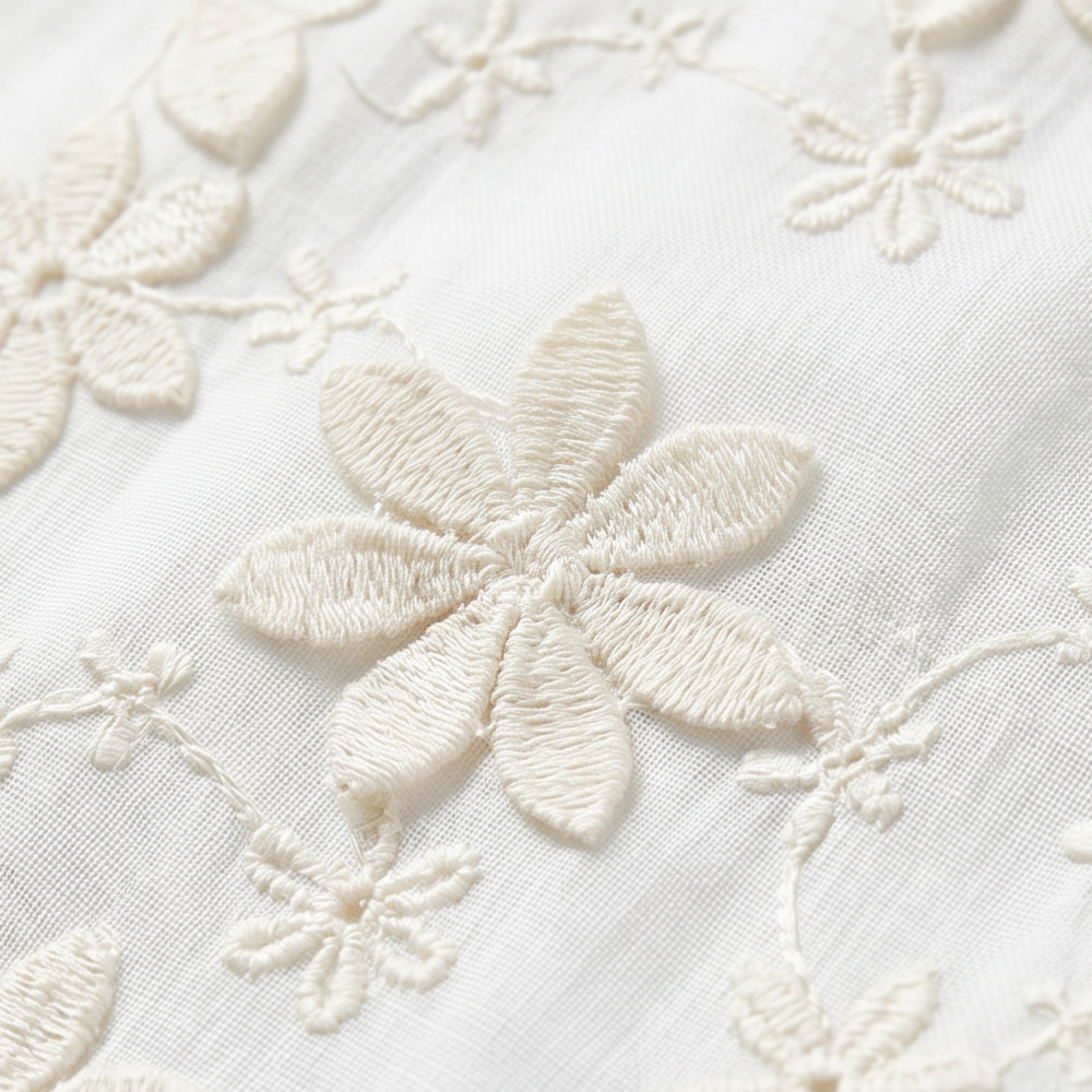 Floralé – Kobieca Bluzka z Haftowanymi Kwiatami w Stylu Peplum