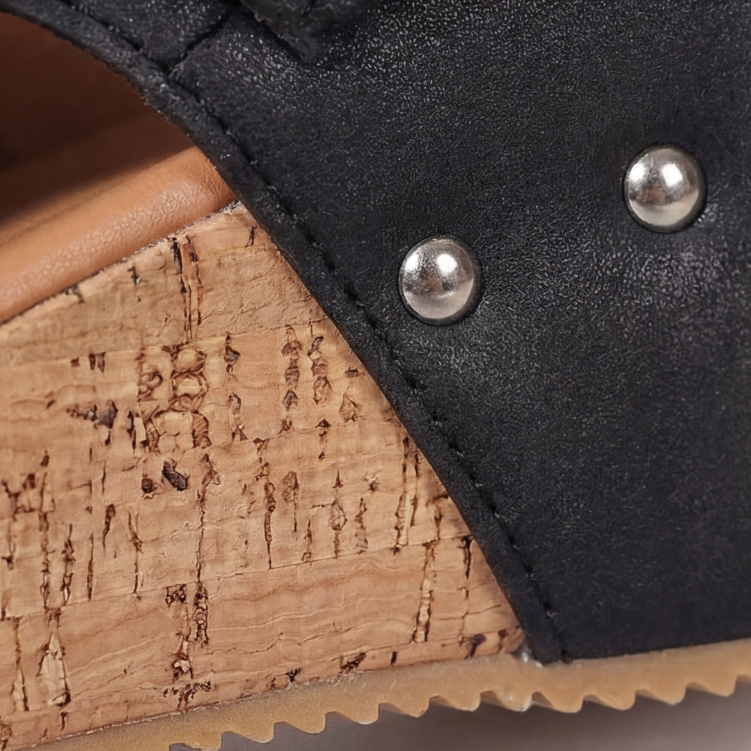 Solana – Retro korkowe sandały na koturnie z detalami w postaci nitów