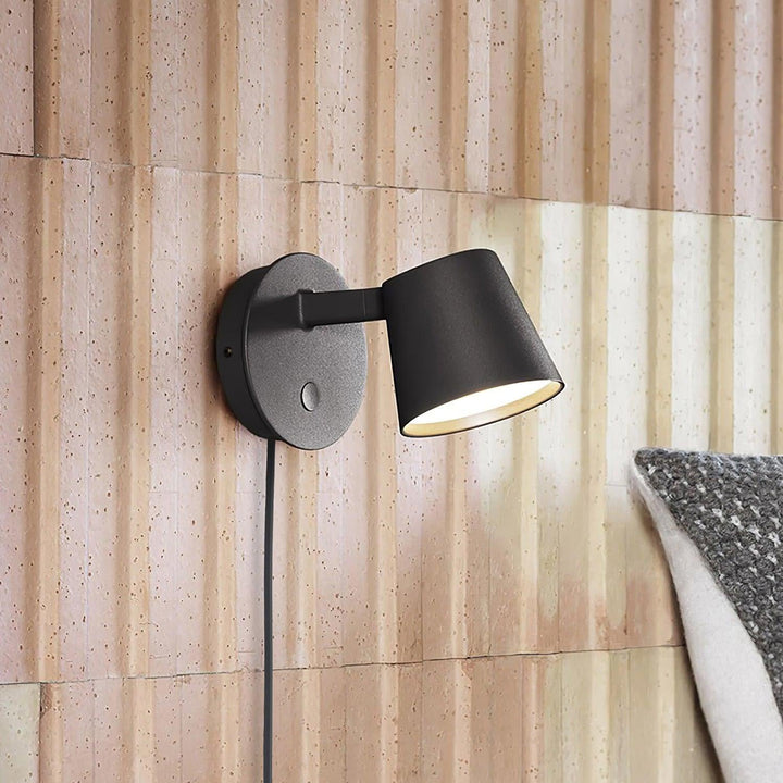 Lampa ścienna Tip z wtyczką