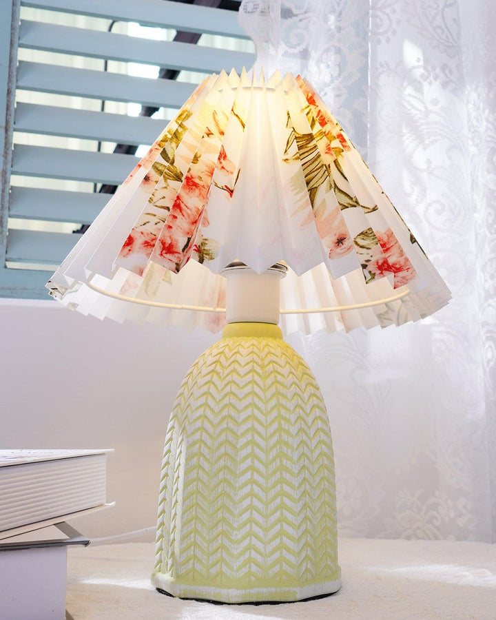 Plisowana lampa stołowa w stylu vintage