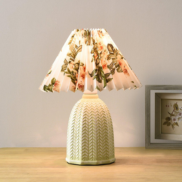 Plisowana lampa stołowa w stylu vintage