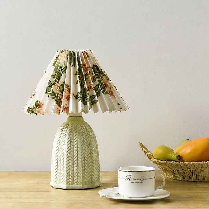Plisowana lampa stołowa w stylu vintage