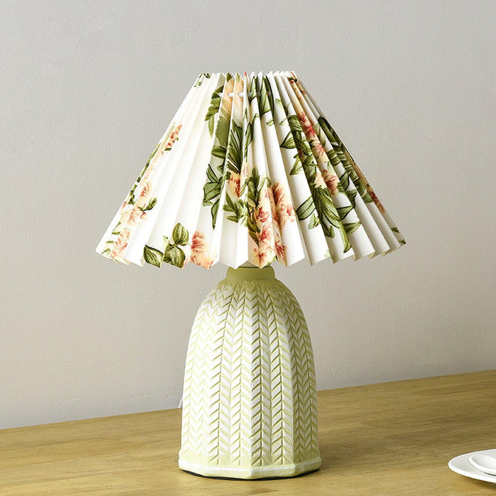 Plisowana lampa stołowa w stylu vintage