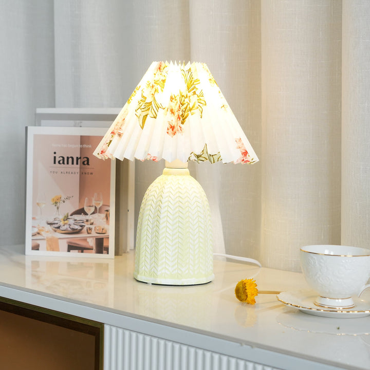 Plisowana lampa stołowa w stylu vintage
