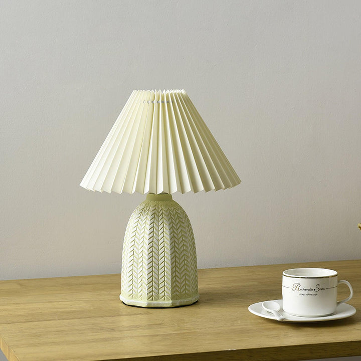 Plisowana lampa stołowa w stylu vintage