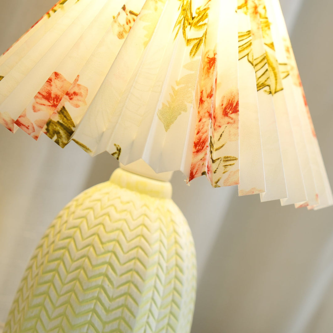Plisowana lampa stołowa w stylu vintage