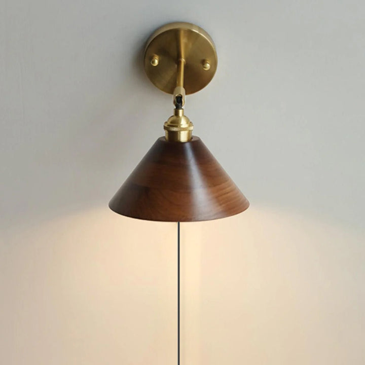 Drewniana lampa ścienna z wtyczką w stylu vintage
