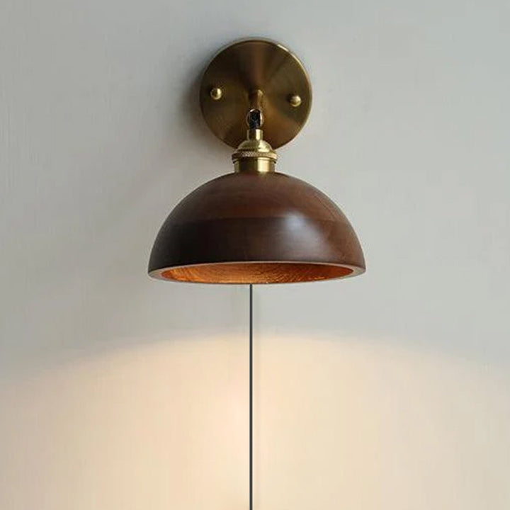 Drewniana lampa ścienna z wtyczką w stylu vintage