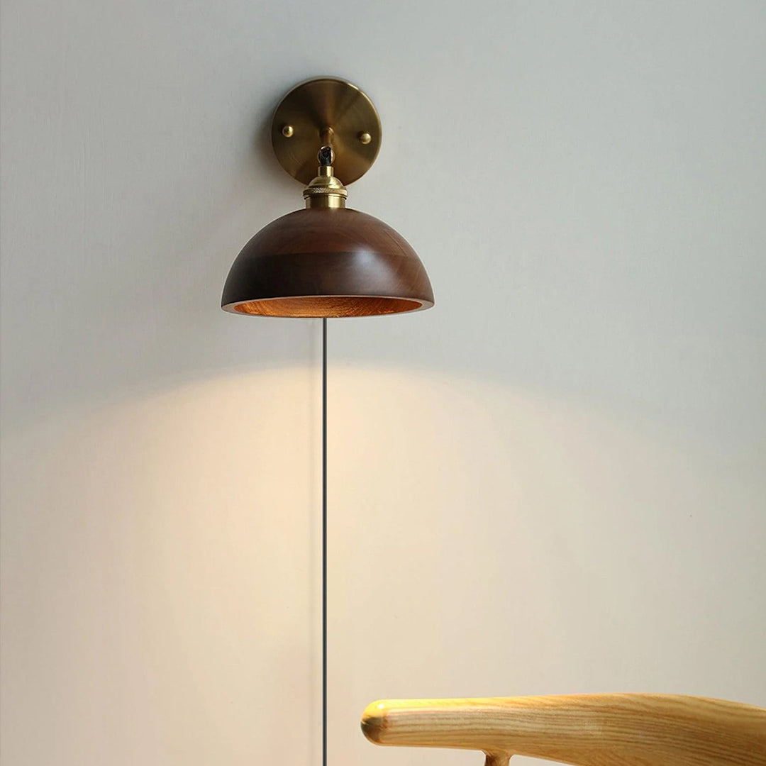 Drewniana lampa ścienna z wtyczką w stylu vintage