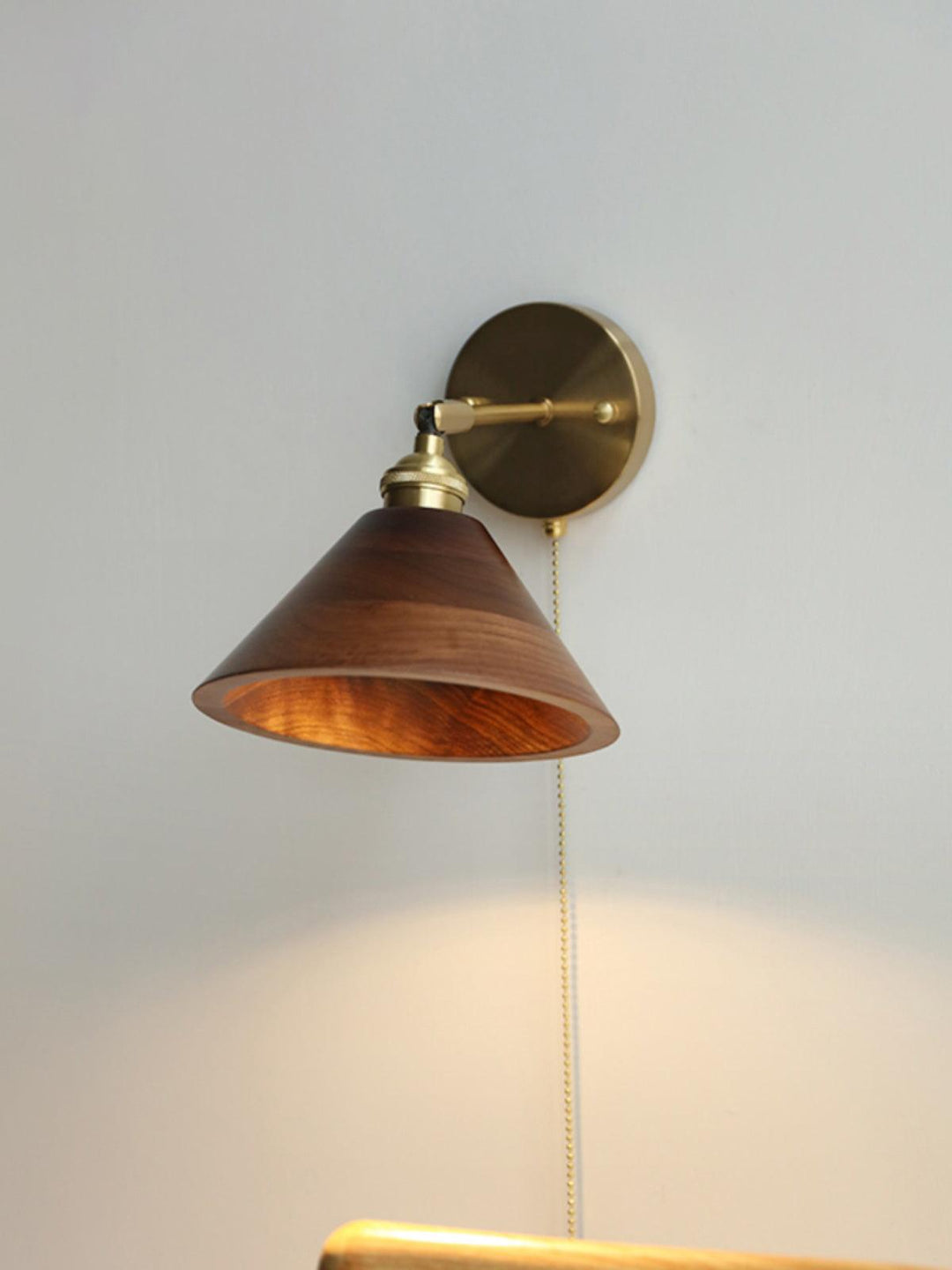 Lampka ścienna Vintage z drewna