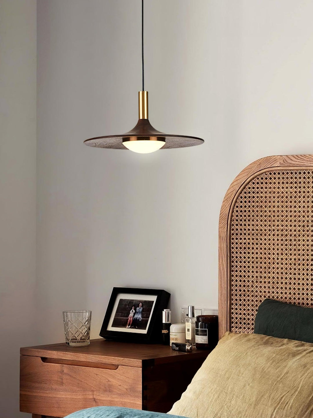 Lampa wisząca z orzechowego drewna