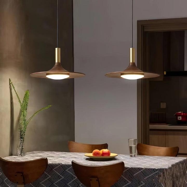Lampa wisząca z orzechowego drewna