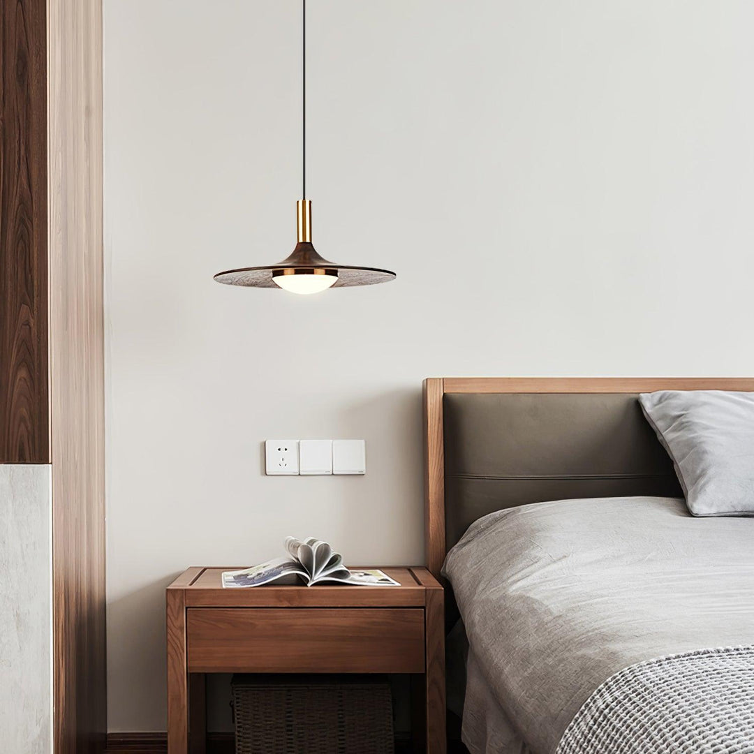 Lampa wisząca z orzechowego drewna