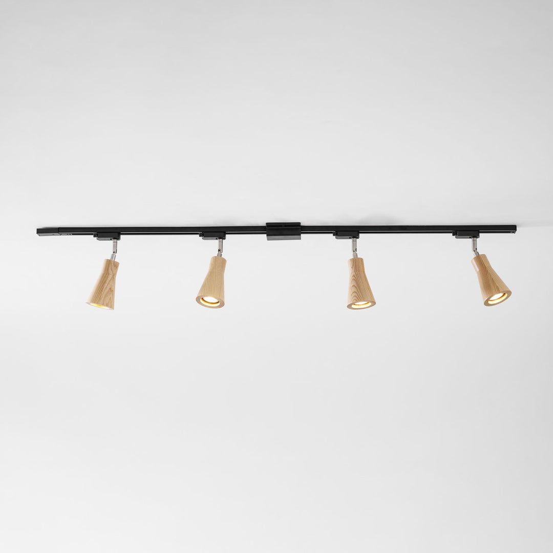 Lampa sufitowa na drewnianym torze