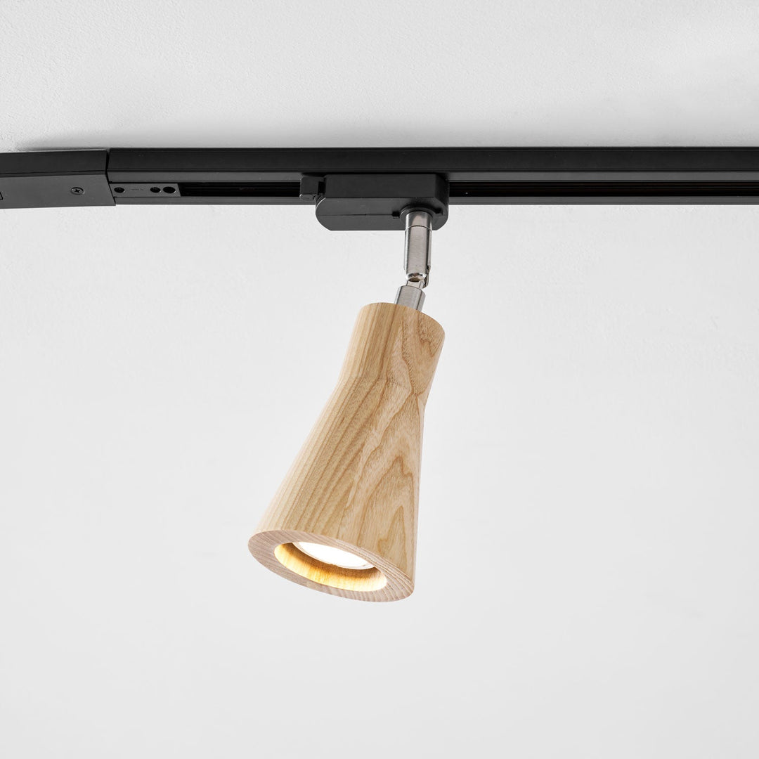 Lampa sufitowa na drewnianym torze