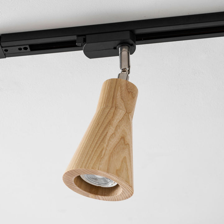 Lampa sufitowa na drewnianym torze