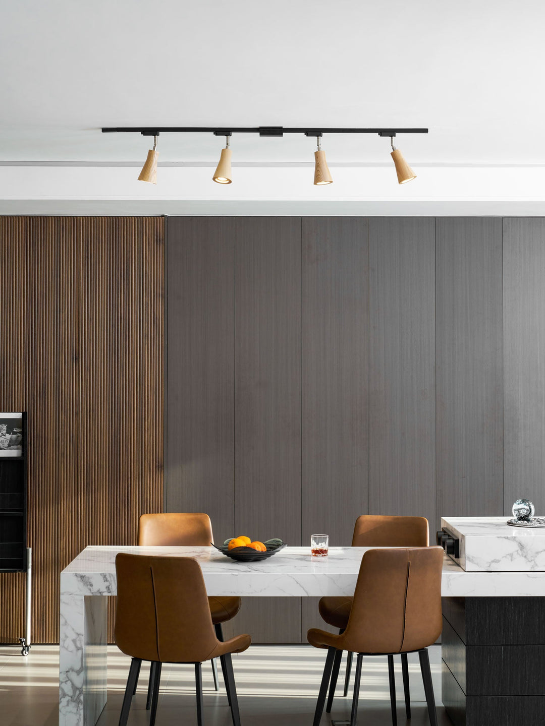 Lampa sufitowa na drewnianym torze