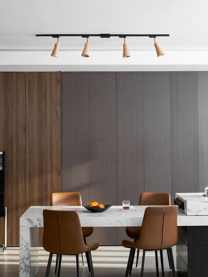 Lampa sufitowa na drewnianym torze