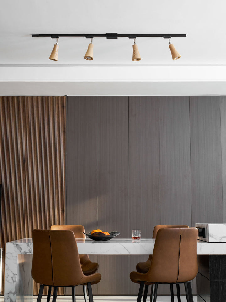 Lampa sufitowa na drewnianym torze