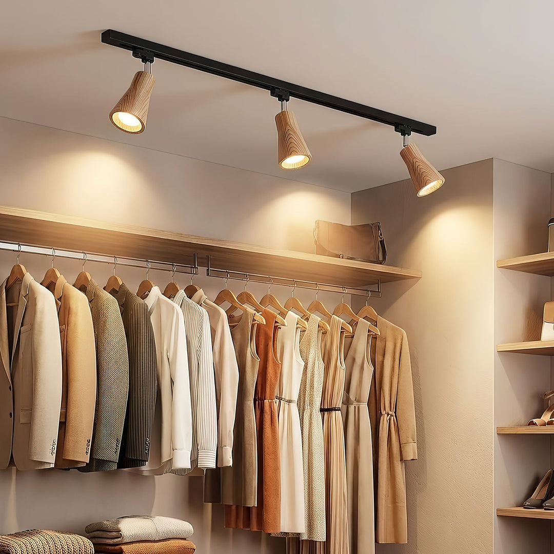 Lampa sufitowa na drewnianym torze