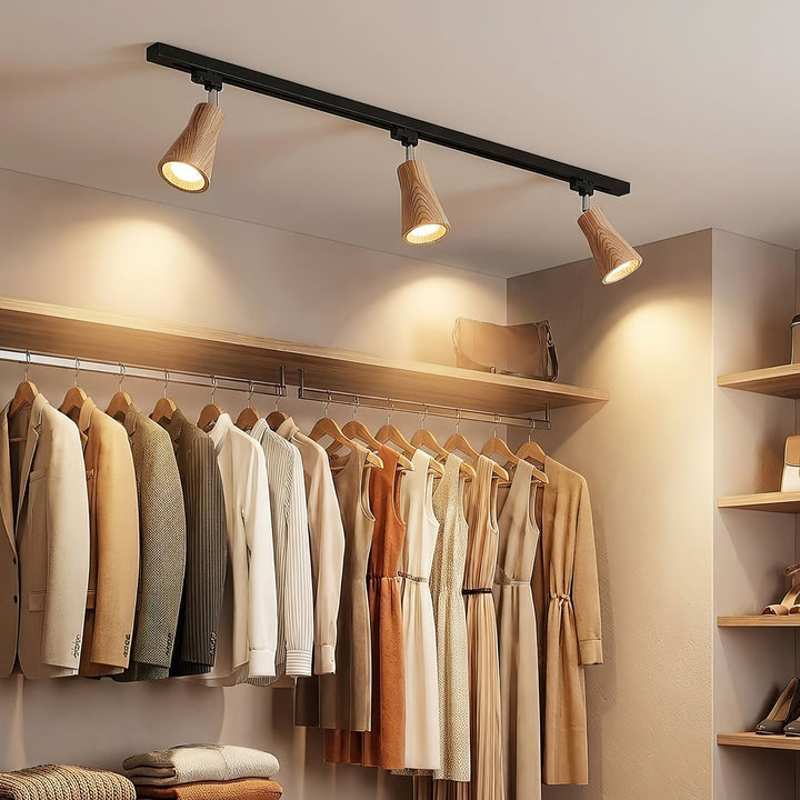 Lampa sufitowa na drewnianym torze