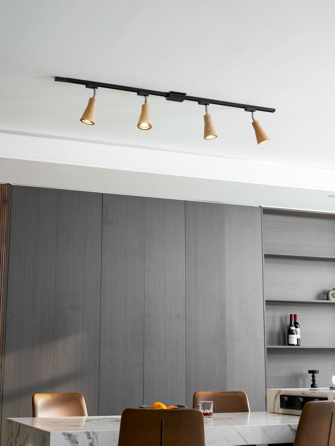 Lampa sufitowa na drewnianym torze