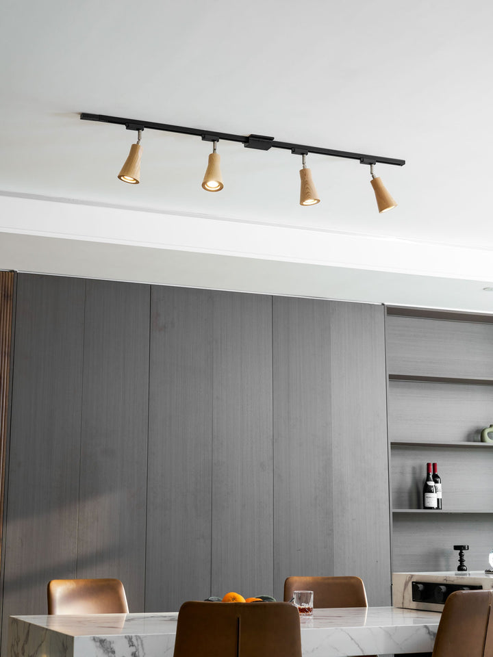 Lampa sufitowa na drewnianym torze
