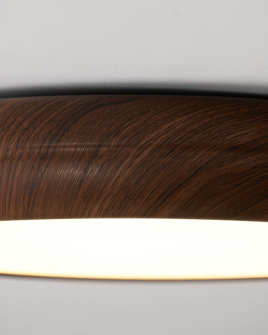 Lampa sufitowa okrągła z drewnianym wykończeniem