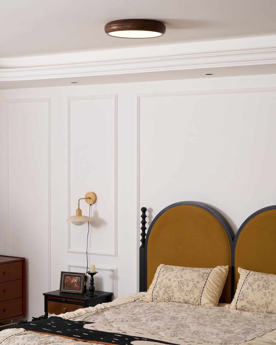 Lampa sufitowa okrągła z drewnianym wykończeniem