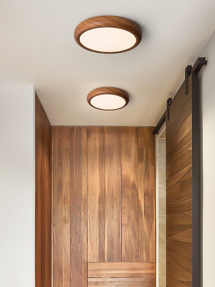 Lampa sufitowa okrągła z drewnianym wykończeniem